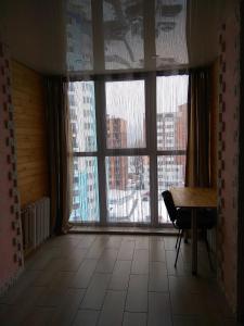 Cette chambre dispose d'un bureau et d'une grande fenêtre. dans l'établissement Apartment Poltava, à Poltava