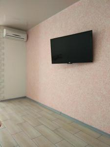 Cette chambre dispose d'une télévision murale à écran plat. dans l'établissement Apartment Poltava, à Poltava