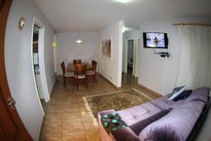 sala de estar con sofá y mesa en Residencial MBoicy, en Foz do Iguaçu