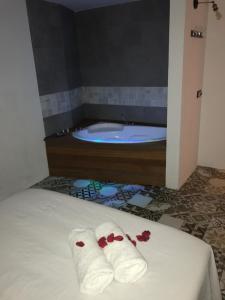 een badkamer met een bad en 2 handdoeken op een bed bij Casa del Agua in Anna