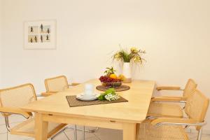ツェンピンにあるResidenz Waldhaus_05の木製テーブル(椅子付)と果物1杯