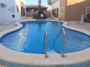 Bazén v ubytovaní Apartament Naranja con piscina urb El Paraiso alebo v jeho blízkosti