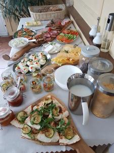 einen Tisch mit vielen verschiedenen Arten von Lebensmitteln in der Unterkunft Willa Galicyjska in Muszyna