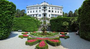 A garden outside casa serena e alice