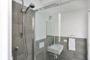 een badkamer met een douche en een wastafel bij Lupori House in Viareggio