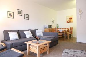 un soggiorno con divano e tavolo di Appartement Scharf a Bad Harzburg