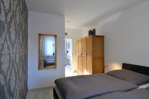1 dormitorio con 2 camas y espejo en Villa Kiesel en Zempin