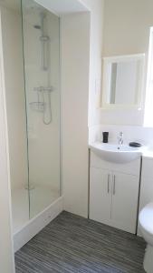 y baño con ducha y lavamanos. en Swindon Home from Home 2 - EnterCloud9SA, en Swindon