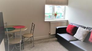 uma sala de estar com um sofá e uma mesa em Swindon City Centre Duplex - EnterCloud9SA em Swindon