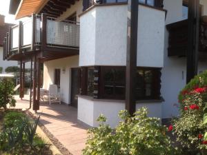 a house with a balcony and a patio at Ferienwohnung Link in Limbach