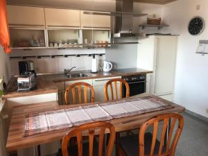 Limbach的住宿－Ferienwohnung Link，厨房配有木桌和椅子