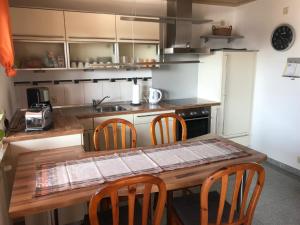 - une cuisine avec une table et des chaises en bois dans l'établissement Ferienwohnung Link, à Limbach