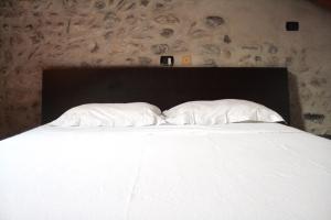 科莫LOFT7 COMO的一张白色的大床，上面有两个枕头