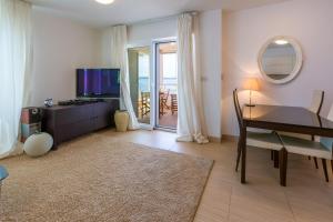 Μια τηλεόραση ή/και κέντρο ψυχαγωγίας στο Apartment Golden View Dramalj