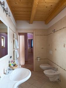 a bathroom with two sinks and two toilets at Chalet Irene Livigno in Livigno