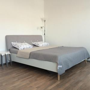 1 cama con 2 almohadas en una habitación en Elf en Kolín