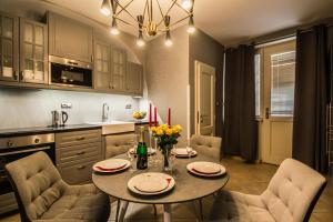 Nhà bếp/bếp nhỏ tại Unique Apt 250m from the Charles Bridge