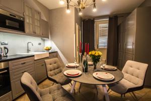 Nhà bếp/bếp nhỏ tại Unique Apt 250m from the Charles Bridge
