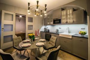 Nhà bếp/bếp nhỏ tại Unique Apt 250m from the Charles Bridge