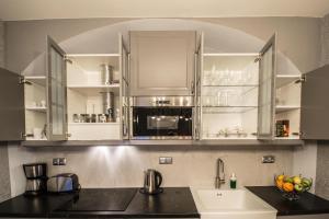 Nhà bếp/bếp nhỏ tại Unique Apt 250m from the Charles Bridge