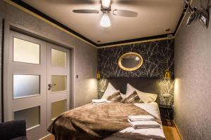 Giường trong phòng chung tại Unique Apt 250m from the Charles Bridge