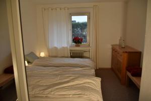 - une petite chambre avec un lit et une fenêtre dans l'établissement Alpenheim, à Garmisch-Partenkirchen