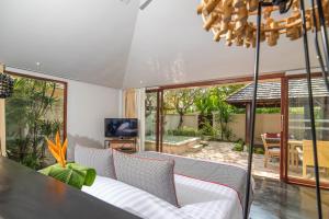 una sala de estar con un sofá y una mesa en The Sunset Beach Resort & Spa, Taling Ngam, Ko Samui, en Taling Ngam