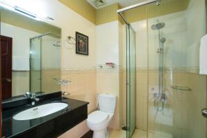 Phòng tắm tại Hoa De Nhat Hotel- Sân Bay Tân Sơn Nhất