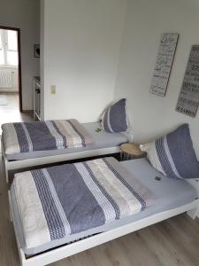 エッセンにあるFerienwohnung Veitの壁のある客室で、二段ベッド2組が備わります。