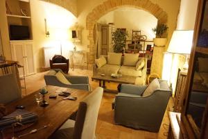 a living room with a table and chairs at Il Rifugio dell' Artista in Todi