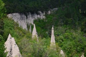 un groupe de grands rochers sur une colline plantée d'arbres dans l'établissement Agritur All'Olivo, à Faver
