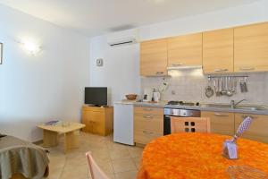 Kuchyň nebo kuchyňský kout v ubytování Apartmani Dorita