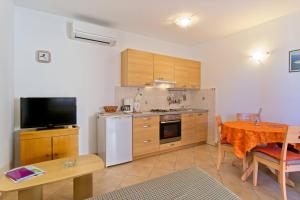 Kuchyň nebo kuchyňský kout v ubytování Apartmani Dorita
