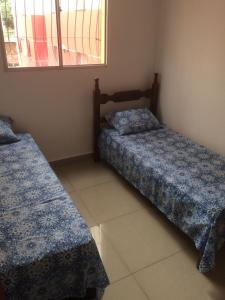 1 Schlafzimmer mit 2 Betten und einem Fenster in der Unterkunft Excelente apartamento em Belo Horizonte in Belo Horizonte