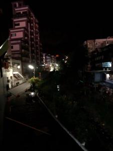 uma rua da cidade à noite com uma luz de rua em Ya Shi Deng Hotel em Jiaoxi