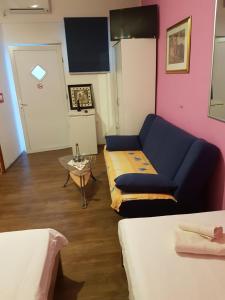 ein Wohnzimmer mit einem Sofa und einem Tisch in der Unterkunft Vila Angela in Split