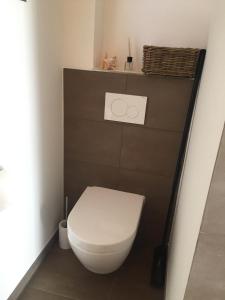 uma casa de banho com um WC branco num quarto em Meeresbrise em Laboe