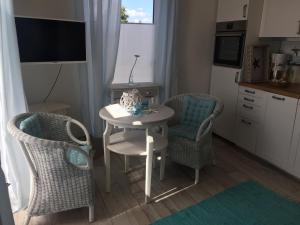 a small kitchen with a table and two chairs at Meeresbrise in Laboe