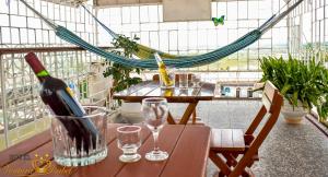 una botella de vino sentada en una mesa con copas en Hotel Ventura Isabel en Iquitos
