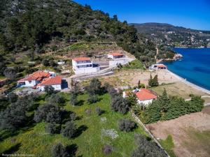 Een luchtfoto van Villa Glyfos