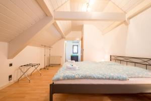 1 dormitorio con 1 cama en el ático en Haus Innerdorf gemütliches Ferienhaus im Taunus, en Pohl