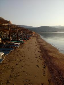 una playa con barcos alineados en la orilla en Elen House, en Chiliadou