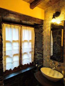 Ванна кімната в Talasnal Casa do Cascão