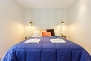 A bed or beds in a room at La Herencia del REGIDOR by Cadiz4Rentals