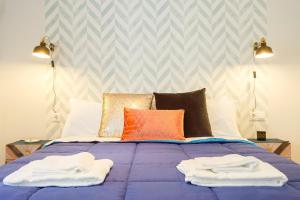 A bed or beds in a room at La Herencia del REGIDOR by Cadiz4Rentals
