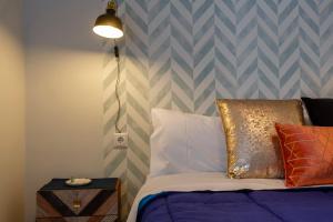 A bed or beds in a room at La Herencia del REGIDOR by Cadiz4Rentals