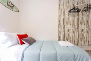 A bed or beds in a room at La Herencia del REGIDOR by Cadiz4Rentals