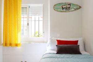 A bed or beds in a room at La Herencia del REGIDOR by Cadiz4Rentals