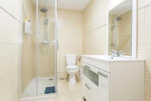 A bathroom at La Herencia del REGIDOR by Cadiz4Rentals