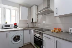 A kitchen or kitchenette at La Herencia del REGIDOR by Cadiz4Rentals